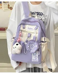 Primo piano dettagliato del grazioso zainetto viola con ciondolo orsetto e borsetta stella.