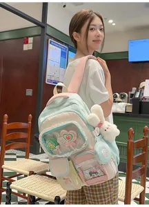 Süßer, farbblockierter Schulrucksack mit transparenten Taschen und niedlichem Plüschhasen für den Alltag.