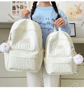 Vue détaillée de sacs à dos scolaires légers décontractés unis avec de jolies peluches.