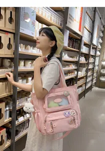 Rosa Canvas It-Bag Detailansicht mit klarem Fronttaschenfenster sowie praktischen Fächern.
