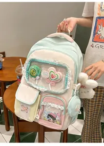 Detailansicht des süßen farbblockierten Rucksacks für Schüler mit Lutscher und Hasendekor.