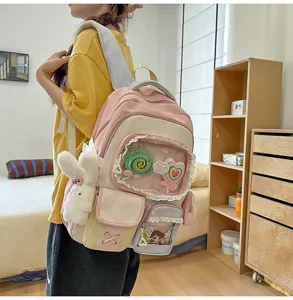 Süßer, farbblockierender Schulrucksack mit Klarsichttasche und niedlichem Plüschhasenanhänger.