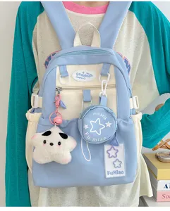 Dettaglio di mini zaino giapponese blu e bianco carino con ciondoli a stella e un dolce design.