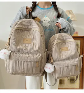 Sac à dos plissé décontracté pour filles, sac de voyage élégant avec joli pendentif en peluche.