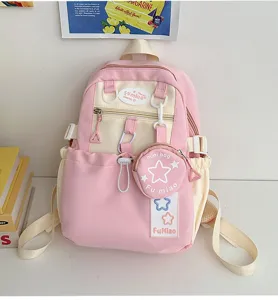 Vista dettaglio zaino scuola rosa con stelle, grazioso zainetto estetico casual per viaggio.