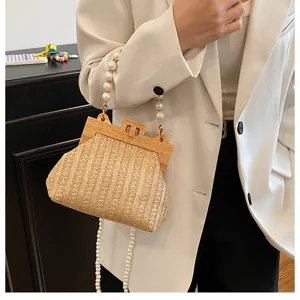 Sommer Strand Strohtasche mit Holzrahmen und Perlenkette, elegante Schultertasche.