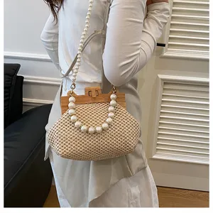 Sommer Strand gewebte Damen Schultertasche mit Holzrahmen und eleganter Perlenkette.