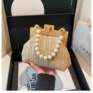 Sommer Strand Strohgewebte Handtasche mit Holzrahmen und elegantem Kunstperlen Griff für Damen.