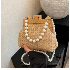 Sommer Strand Strohgewebte Handtasche mit Holzverschluss und elegantem Perlenkettengurt.