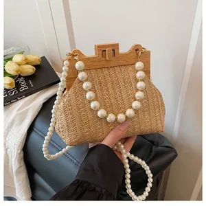 Detailansicht der sommerlichen Strand Basttasche mit Holzverschluss und eleganter Perlenkette.