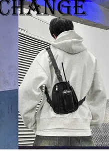 Vista dettagliata della borsa da petto tattica, marsupio multifunzionale stile gilet.