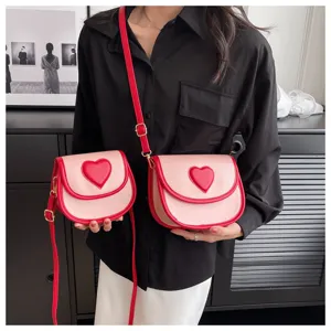 Modische Damen Umhängetasche in Rosa mit Herz Design, trendige Handtasche für Alltag.