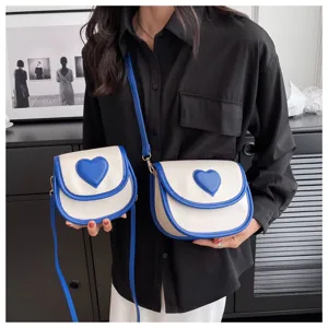 Damen Mode Umhaengetasche mit Herz Design trendige PU Leder Schultertasche Handtasche