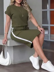 Detailaufnahme des sommerlichen Damen T-Shirts und figurbetonten Rocks im Set mit Streifen.