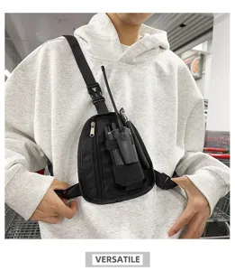 Vista dettagliata del marsupio tattico nero, gilet streetwear multifunzionale con porta radio.
