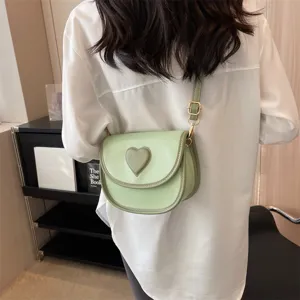 Grüne Herz-Satteltasche Detailansicht, schicke lässige Umhängetasche mit elegantem Gurt.