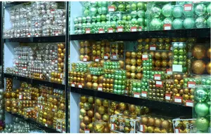 Vista dettagliata di palline di Natale in plastica colorata esposte sugli scaffali.
