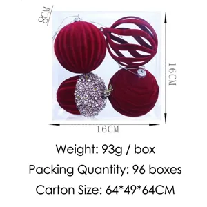 Detalle de bolas de Navidad de terciopelo rojo vino en caja transparente para decoración.
