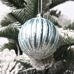 Primo piano dettagliato della pallina di Natale elettroplattata azzurra con glitter.