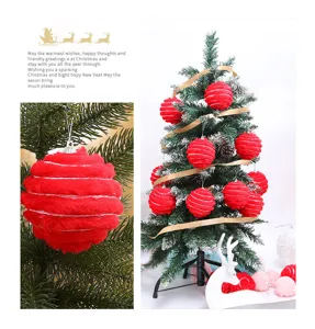 Bola de Navidad colgante de peluche rojo con líneas blancas, decoración festiva.