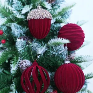 Set de bolas de Navidad de terciopelo rojo oscuro, adornos flocados y colgantes para árbol festivo.