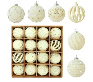 Set de 16 bolas de Navidad flocadas 6cm adornos para árbol crema con perles y detalles dorados.
