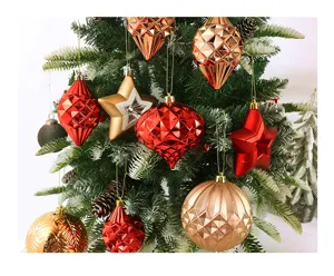 Vista detallada de adornos para árbol de navidad, bolas y estrellas brillantes galvanizadas.