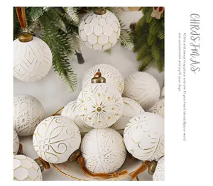 Handgemaakte 8cm vintage witte en gouden kerstballen voor prachtige boomversiering.