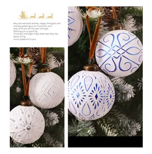 Detailweergave vintage wit blauwe kerstballen, 8cm boomornamenten voor de feestdagen.
