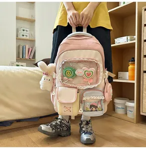 Detailansicht des süßen farbblockierenden Rucksacks mit Fächern und niedlichem Plüschdekor.
