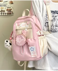 Vista dettagliata di un grazioso zaino rosa con stella, mini tasca e ciondolo per l'uso quotidiano.