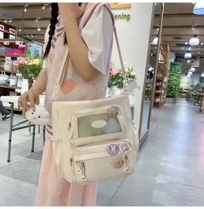 Niedliche süße Canvas Umhängetasche Itabag mit Sichtfenster und schönen Pins für den Alltag.