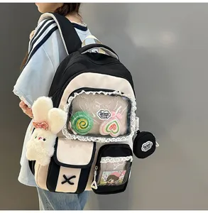 Detailansicht eines süßen Studenten-Rucksacks im Collegestil mit Klarsichttasche und Plüsch-Anhänger.