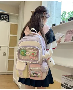Süßer pastellfarbener Schulrucksack mit mehreren Fächern, Vordertasche und Plüsch-Anhänger.