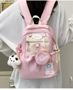 Vista dettagliata del mini zaino rosa stellato con borsetta appendibile e grazioso ciondolo.