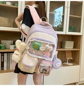 Detailansicht des süßen College-Rucksacks mit transparenter Tasche und Plüsch-Anhänger.