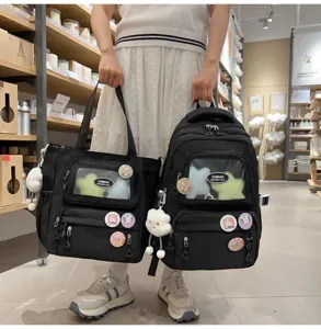 Schwarzer schulrucksack und taschen set mit transparentem fenster fuer pins und pluesch.