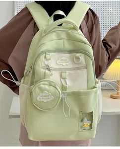 Nahaufnahme des hellgrünen Mini-Rucksacks mit Münzbeutel und süßer transparenter Sterntasche.