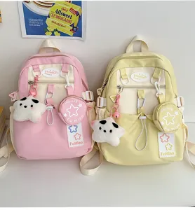 Dettaglio zaino carino con ciondolo peluche stella, borsa scolastica pastello in stile kawaii dolce.