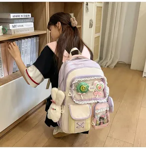 Süßer, farblich abgesetzter Schulrucksack mit niedlichen Plüschanhängern für den Alltag.