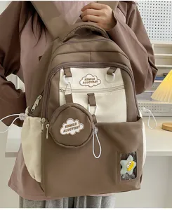Lässiger braun-weißer Rucksack mit süßen Wolken-Aufnähern und kleiner Münztasche.