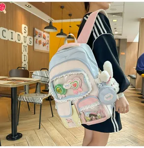 Süßer Farblich abgestimmter Schulrucksack für Teenager, College-Stil Tagesrucksack mit Anhängern.