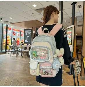 Detailansicht des süßen, farbblockierenden Schulrucksacks mit Tasche und Plüschtier-Dekor.