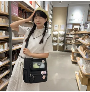 Schwarze Ita-Bag im süßen Stil mit klarem Sichtfenster, Umhängetasche für den Alltag.