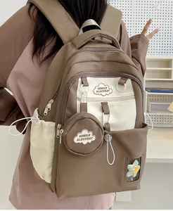 Niedlicher Studentenrucksack Detail mit Kontraststoff, Wolkenaufnäher und kleiner Tasche.