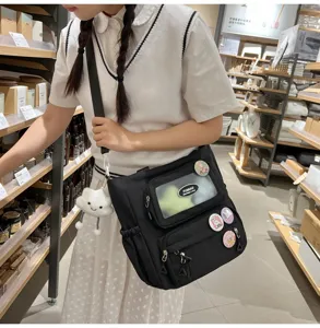 Schwarze Itabag Umhängetasche süßer Rucksack mit transparentem Sichtfenster für Anstecknadeln.