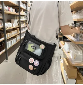 Schwarze niedliche Ita-Bag mit Sichtfenster, Freizeitumhaengetasche fuer Schueler.