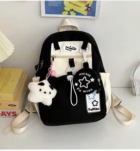 Zaino stile giapponese carino in nero e bianco con ciondoli a stella per giovani ragazze