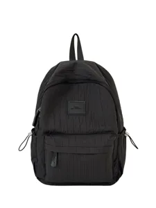 Zaino casual minimalista nero con design plissettato, grande capacità e tasca frontale.