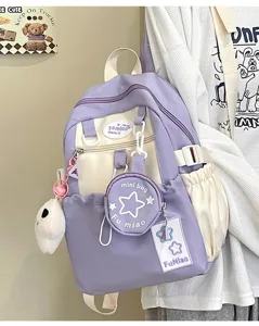 Dettaglio zaino viola chiaro con motivo a stella, mini borsetta e ciondoli graziosi.